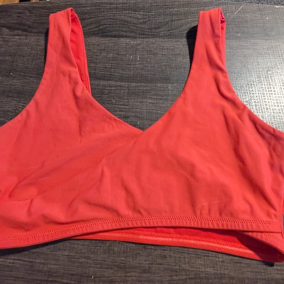 Fabletics Low Impact Crossover Sport/Workout Bra - Picture 4 of 6